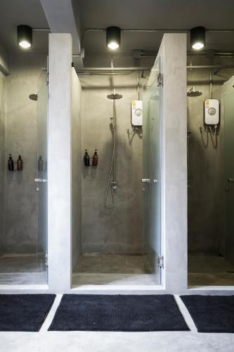 Ένα μπάνιο στο BED STATION Hostel Ratchthewi