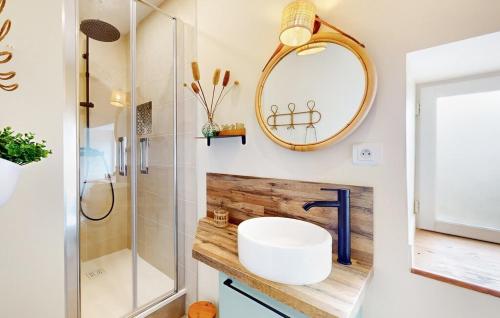une salle de bain avec un lavabo et un miroir dans l'établissement Studio, aire de loisirs avec piscine, à Marigny