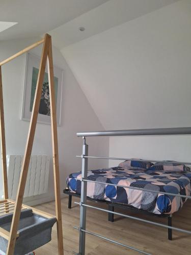 une chambre avec un lit superposé et une échelle dans l'établissement Les racines de Montchapet, à Dijon