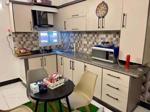 مطبخ أو مطبخ صغير في Comfortable 1 & 2 Bedroom Apartment in DHA by Virani
