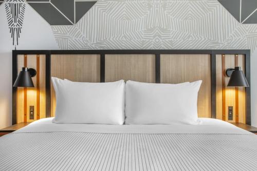 Postel nebo postele na pokoji v ubytování Cambria Hotel Spokane Airport