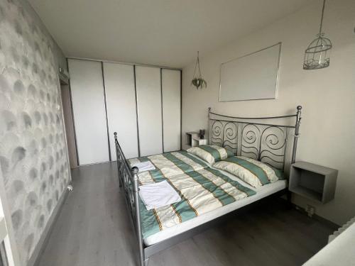 布拉迪斯拉发Apartmán Zuzana的一间卧室配有一张带金属框架的床