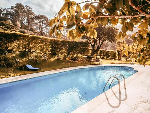 Swimmingpoolen hos eller tæt på Oliveira's House By Gt House