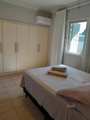 Ένα ή περισσότερα κρεβάτια σε δωμάτιο στο Casa c piscina, churrasq e Wi-Fi, lazer completo