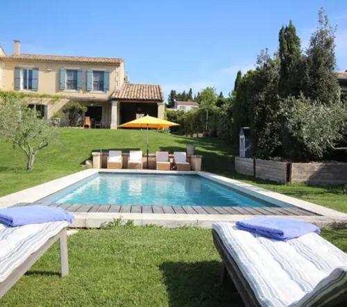 - une piscine avec 2 lits et une maison dans l'établissement La Bartavelle, à Eyragues