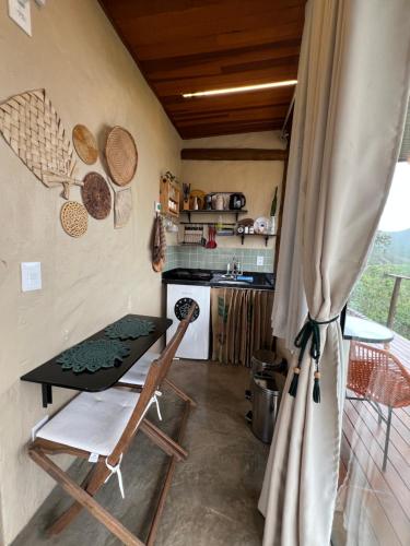 a kitchen with a table and chairs in a room at Rustik in Alto Paraíso de Goiás