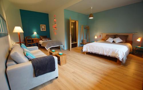 sypialnia z łóżkiem i salon z kanapą w obiekcie Terres de la Grange w mieście Cuisiat