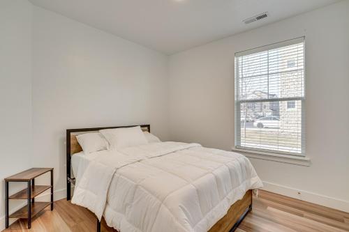 Postel nebo postele na pokoji v ubytování 15 Mi to Sundance Pet-Friendly Condo in Vineyard