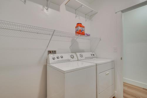 Kuchyň nebo kuchyňský kout v ubytování 15 Mi to Sundance Pet-Friendly Condo in Vineyard