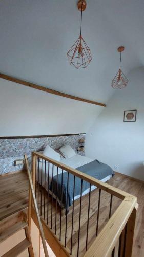 - une chambre avec un lit et deux lumières au plafond dans l'établissement Le nid douillet, à Offrethun