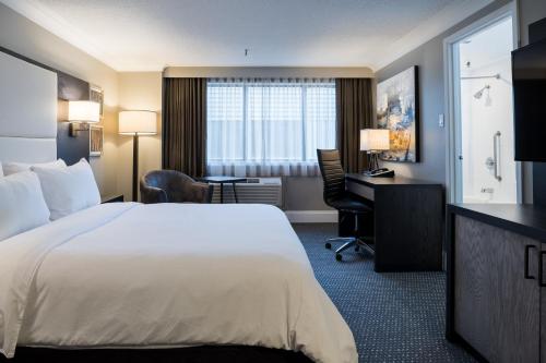 Postel nebo postele na pokoji v ubytování Crowne Plaza Hotel Moncton Downtown by IHG