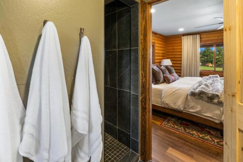 Una cama o camas en una habitación de Grassy Mountain Ranch