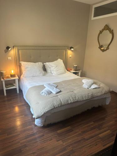 une chambre avec un grand lit avec des serviettes dessus dans l'établissement La Liberté, Loft 90 m2 rénové centre-ville, terrasse amenagee, jeux & parking, à Cambrai