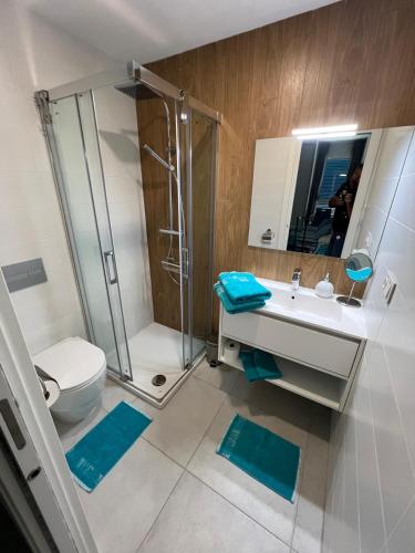 a bathroom with a shower and a toilet and a sink at Palmview Poolside Heaven in Turquesa del Mar in Orihuela Costa