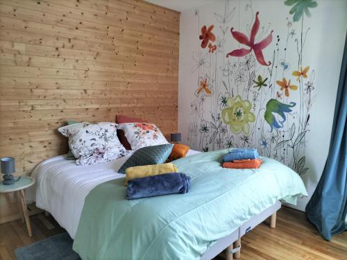 - une chambre avec un lit et un mur en bois dans l'établissement Le Gîte des Trois Seigneurs, à Rabat-les-Trois-Seigneurs