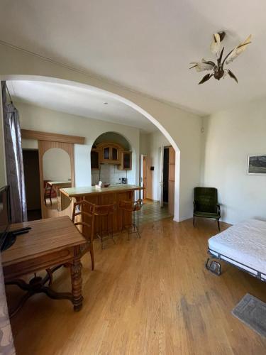 sala de estar de planta abierta con mesa y cocina en Guest rooms, en Leópolis