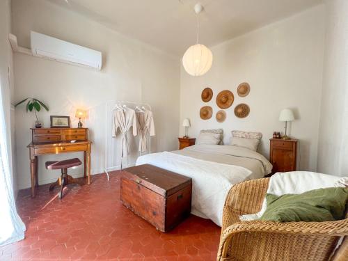 une chambre avec un lit, une table et un bureau dans l'établissement La Terrasso de la Mar - 350m des plages - Terrasse - 4 couchages - Wifi, à Toulon