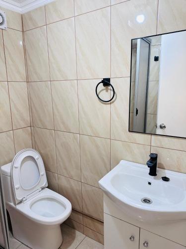 a bathroom with a toilet and a sink at Departamento Calama in Calama