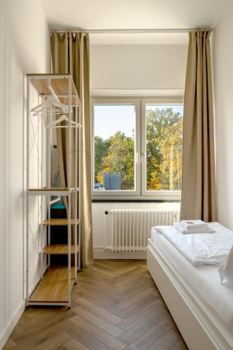 a bedroom with a bed and a window at Airport Apartment für 4 - Smart TV - Küche - eCharger in Hamburg