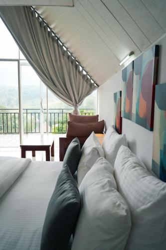Una cama o camas en una habitación de Mirage Waterfall Villa