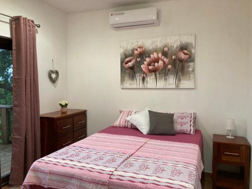 a bedroom with a bed and a painting on the wall at Apartment Diamond Hill Resort in Diamond Rock