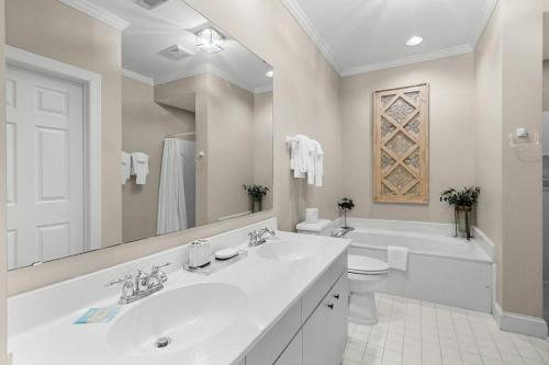 Un baño con lavabo, inodoro y bañera. en Golfers Escape 2 Bedroom 2 and Half Baths, en Pawleys Island