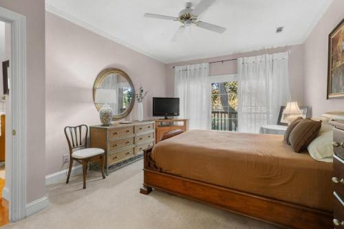 Un dormitorio con una cama, una cómoda y un espejo. en Golfers Escape 2 Bedroom 2 and Half Baths, en Pawleys Island