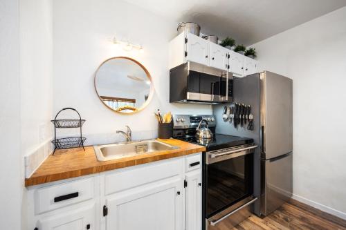Η κουζίνα ή μικρή κουζίνα στο Striking Queen Deluxe Studio w/Kitchenette #114 at Donner Lake Village