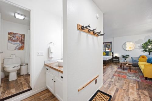Ένα μπάνιο στο Striking Queen Deluxe Studio w/Kitchenette #114 at Donner Lake Village