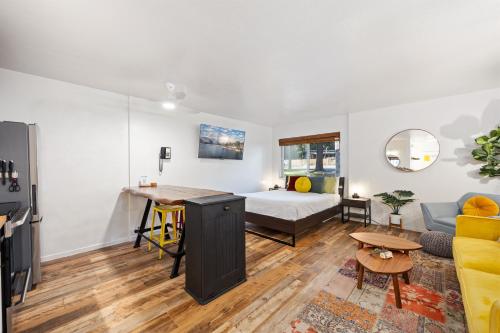 Η κουζίνα ή μικρή κουζίνα στο Striking Queen Deluxe Studio w/Kitchenette #114 at Donner Lake Village