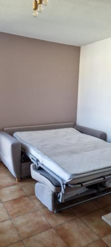 - un lit d'hôpital dans une chambre revêtue de carrelage dans l'établissement Charmant Appartement à St Aygulf, à Fréjus