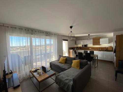 un salon avec un canapé et une table dans l'établissement Superbe appartement 3 pièces avec vue mer, à Saint-Cyr-sur-Mer