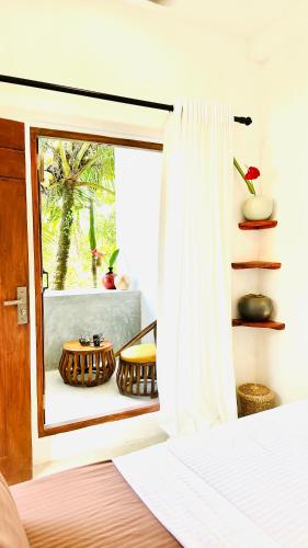 Un dormitorio con una cama y una ventana con vistas. en Mango House, en Galle