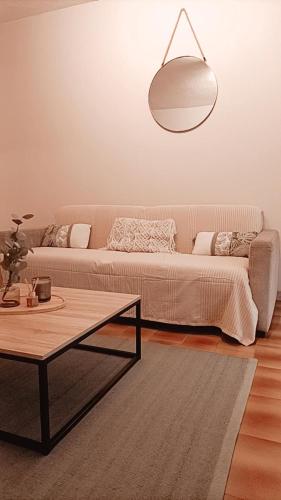un salon avec un canapé et une table dans l'établissement Apartment 6 minutes from Monaco train station, à Beausoleil