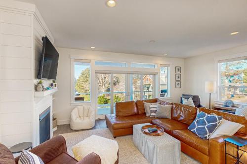a living room with a brown leather couch at Off of the Hook in Lincoln City