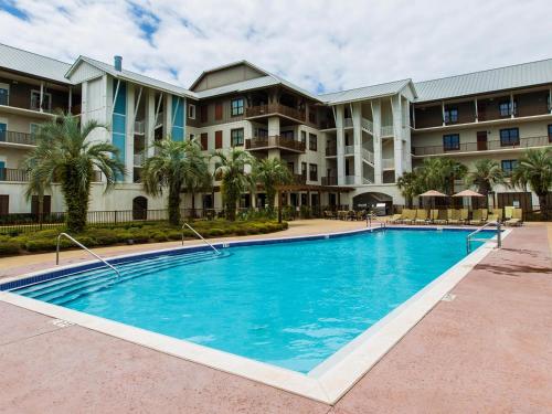 una gran piscina frente a un edificio en Redfish Village M2 423, en Blue Mountain Beach