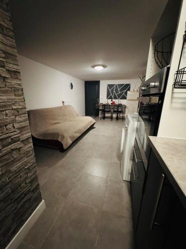 une chambre avec un lit au milieu d'une pièce dans l'établissement T3 Ancenis Saint Gereon, à Saint-Géréon