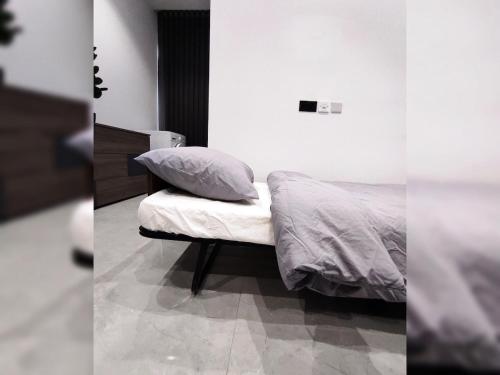 two pictures of a bed in a room at Flat 3, nearby Beaches & Countryside, with Terrace in Mġarr
