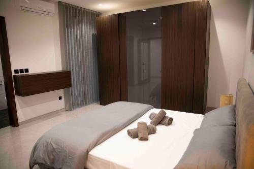 a bedroom with a bed with two teddy bears on it at Flat 3, nearby Beaches & Countryside, with Terrace in Mġarr