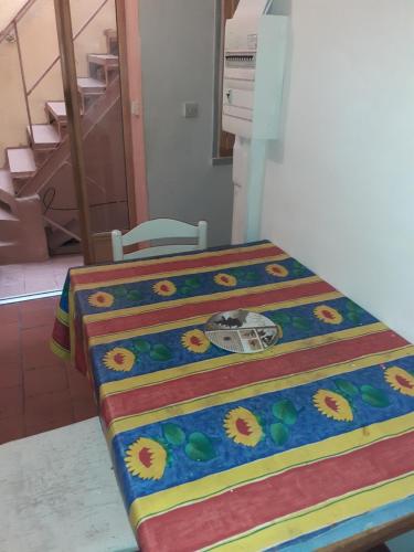 - un lit avec une couverture colorée dans l'établissement Dortoir pour hommes, à Béziers