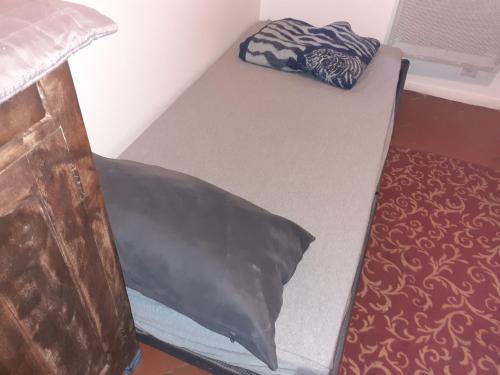 Ce lit superposé se trouve dans un dortoir doté d'un oreiller. dans l'établissement Dortoir pour hommes, à Béziers