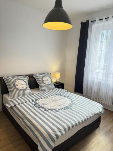 une chambre avec un lit avec une couette bleue et blanche dans l'établissement Cosy & Design, à Lyon