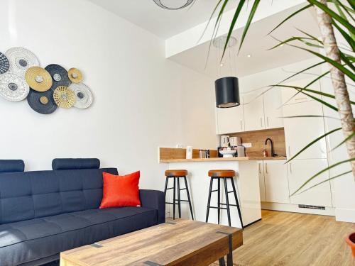 un salon avec un canapé bleu et une table dans l'établissement Cosy & Design, à Lyon