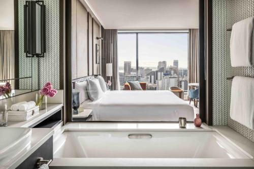 En eller flere senge i et værelse på Cordis, Auckland by Langham Hospitality Group