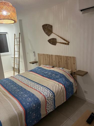 - une chambre avec un lit et une couverture colorée dans l'établissement Superbe Appartement Redon, à Marseille