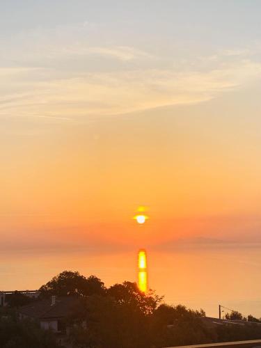 a sunset with the sun in the sky at Hôtes Cardo in Bastia
