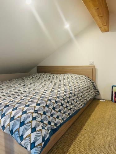 une chambre avec un lit dans le coin d'une pièce dans l'établissement Maison centre ville Évian, à Évian-les-Bains