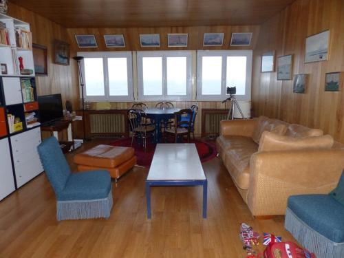 un salon avec un canapé et une table dans l'établissement Apt bord de mer, vue exceptionnelle,près Deauville, à Blonville-sur-Mer