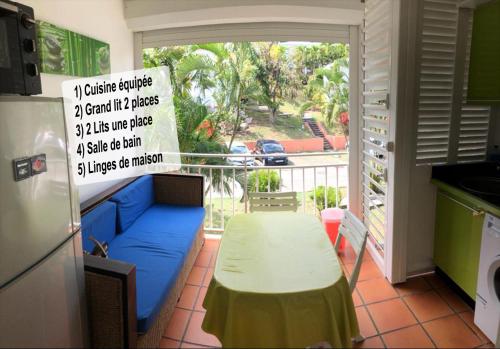 TV a/nebo společenská místnost v ubytování Votre Oasis Tropicale