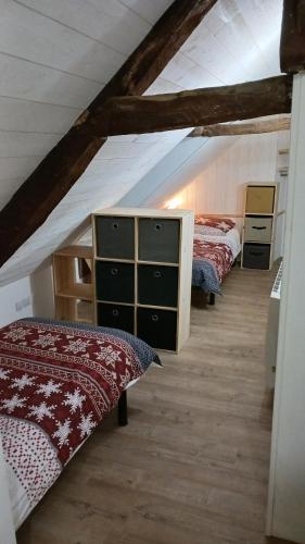 Cette chambre mansardée comprend 2 lits et une mezzanine. dans l'établissement La Maison Peyret, à Betpouey